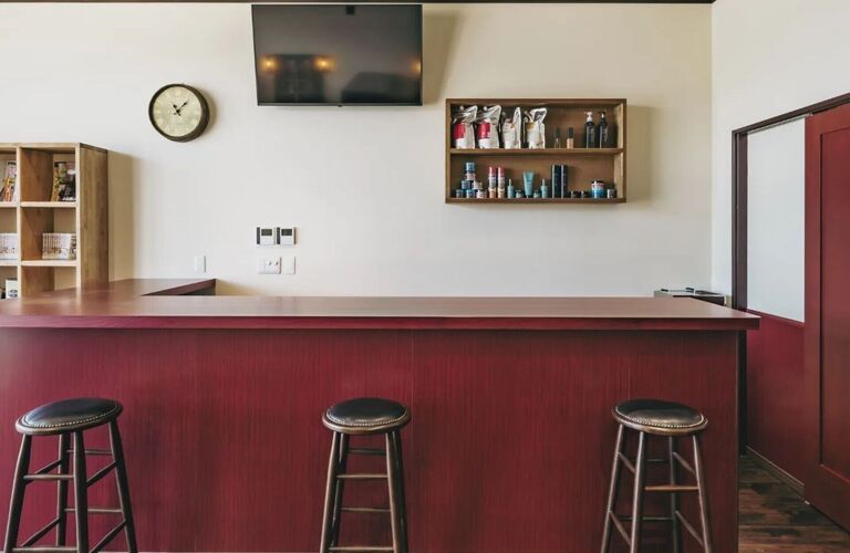 くつろげるおしゃれな店内でリラックス | つくば市で床屋ならINNOCENT for GENTLEMAN